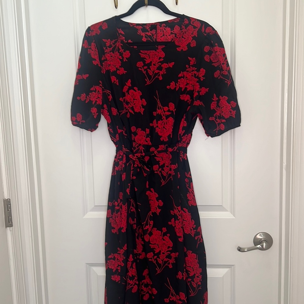 Beautiful Black and red floral dress with belt size 2X